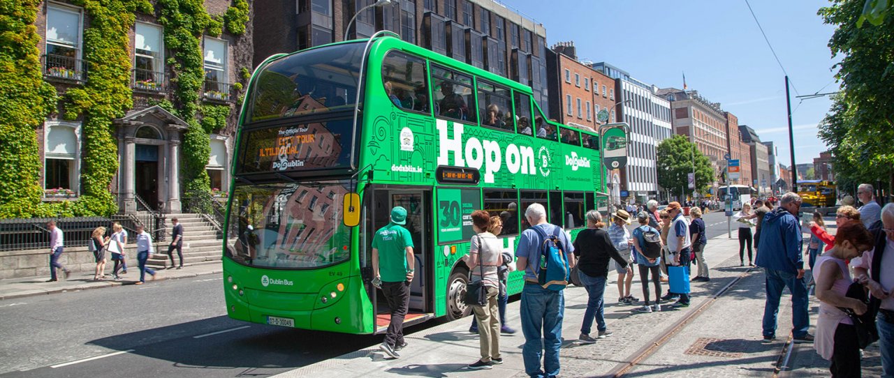 DoDublin Bus at St. Stephen's Green passengers are getting on the bus