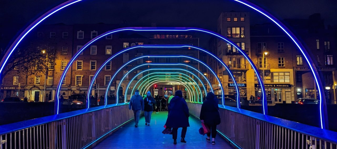 bridge over liffey dublin at night